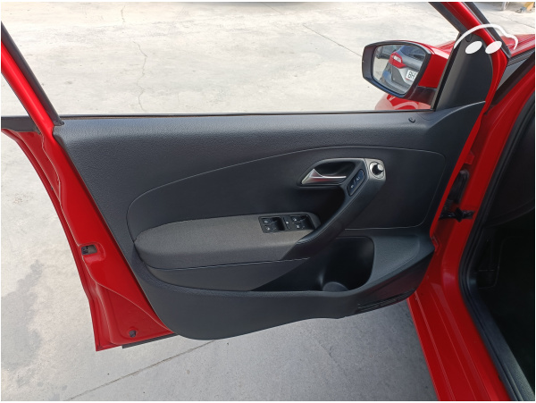 Volkswagen Polo 1.4 MPI Sport  9