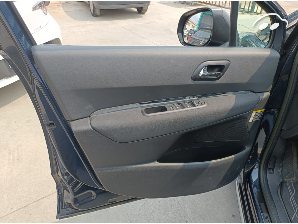 Peugeot 3008 Style 1.6 HDI 9