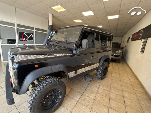 Land Rover Defender  2