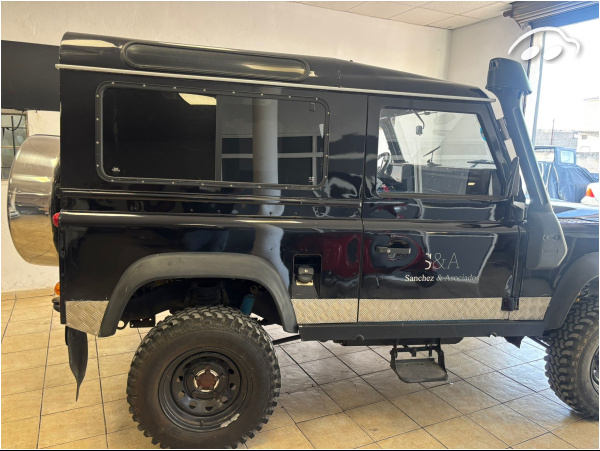 Land Rover Defender  7